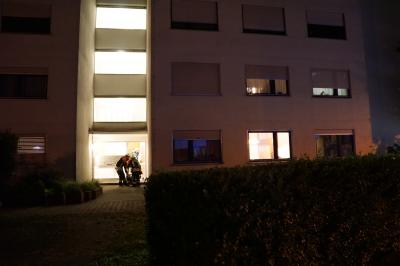 Vergessenes Essen auf dem Herd loest Feuerwehreinsatz aus -Nachbarn hoeren Rauchmelder in Schoenaich 